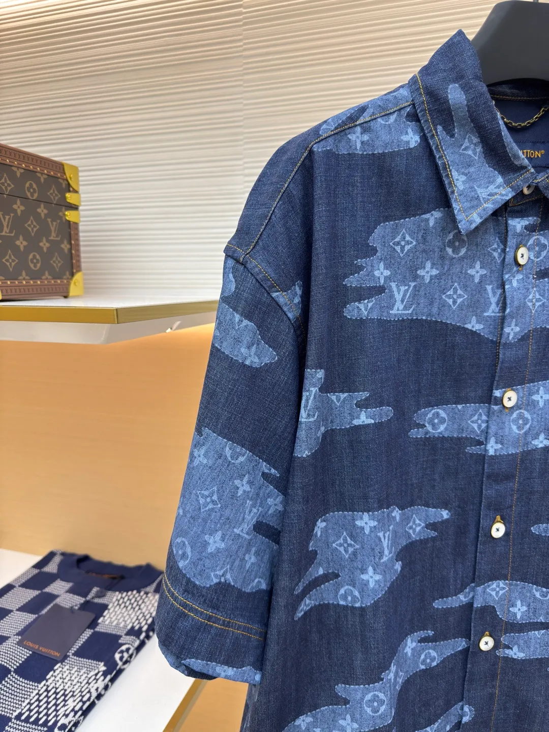 LOUIS VUITTON chambray short-sleeved shirt ●Authentic product: Purchased and developed for 13900 ●Item number: 1680265-A85 ●Fabric: Lyocell fiber denim fabric ●Technology: Made on positioning cutting machine ●Version: Fitted version ●Weight: about 385 grams ●Size: S-M-L-XL ●Description: Made of Lyocell fiber denim TR lining, positioning cutting machine, garment washing and fading, customized 1:1 pearl buttons, customized 1:1 rivets, customized 1:1 zippers, customized 1:1 leather labels, customized 1:1 trademarks. The overall wiring is straight and delicate, the fabric is comfortable and soft, and the color is consistent without color difference. It can be matched with the same style to create a fashionable look and control various occasions. Customized accessories, complete with three standards, same style for men and women!